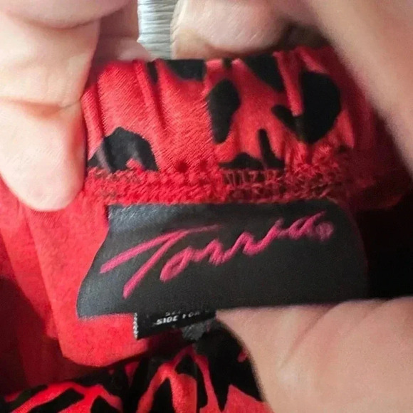 Torrid Asymmetrical Red Black Velvet Crop Top Bustier Y2K whimsy Goth Plus Size - Picture 3 of 7